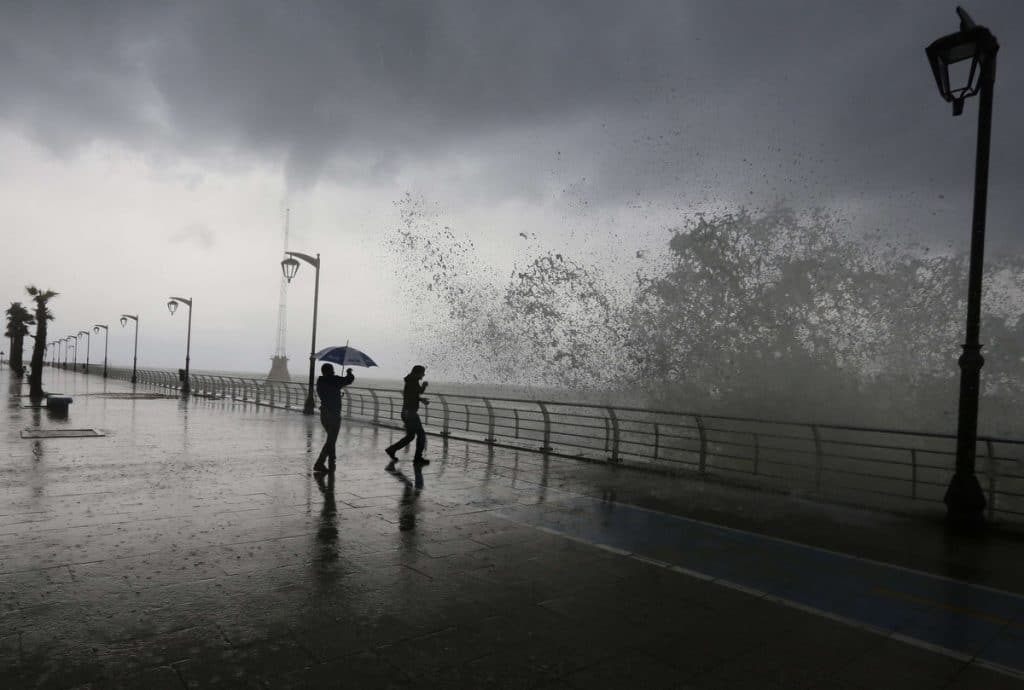 الطقس غدا ماطر بغزارة والثلوج على 2000 متر الجمعة