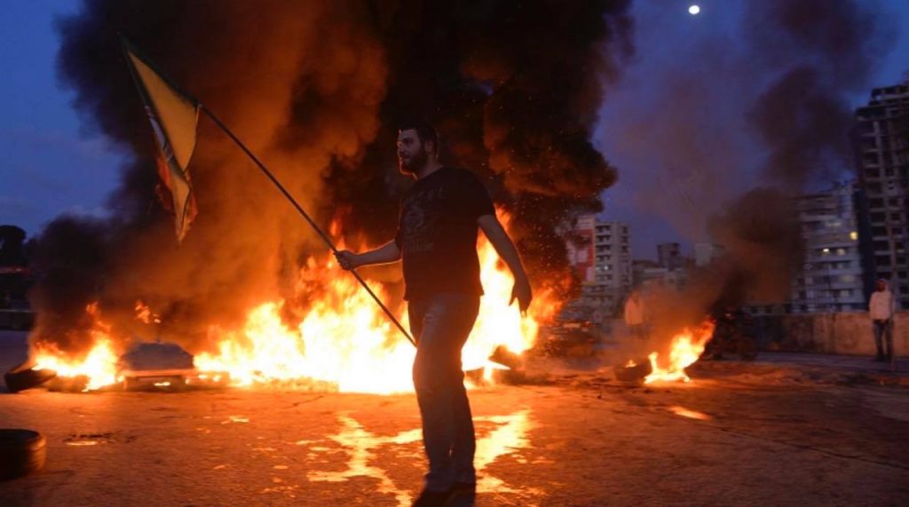 قطع طرق في المناطق قبيل الإعلان عن “حكومة العهدالقوي”