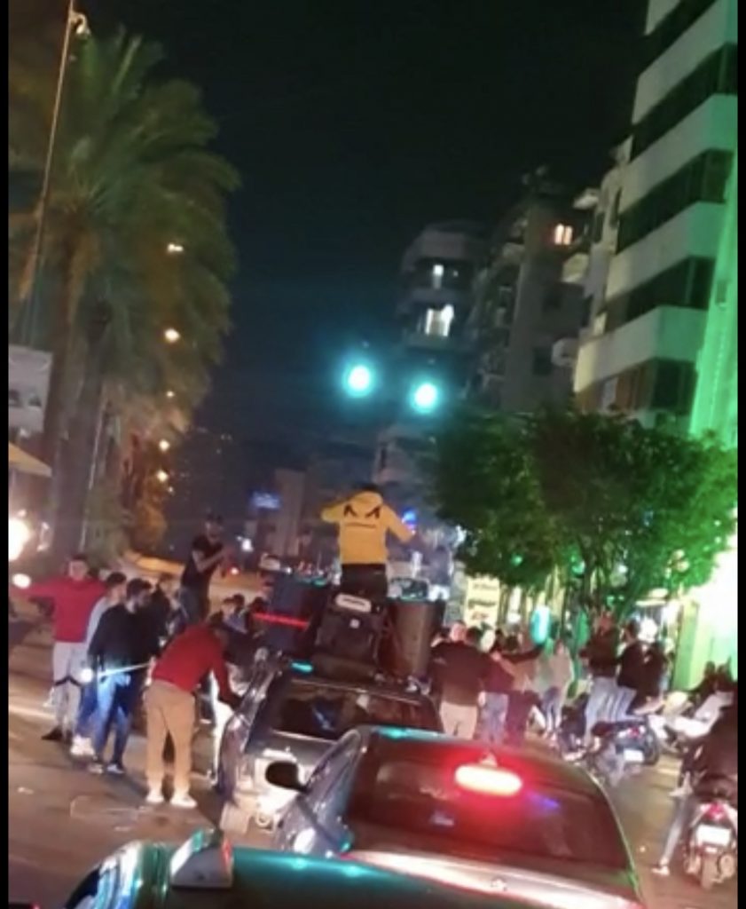 (بالفيديو) رقص مسائي في شوارع كورنيش المزرعة!