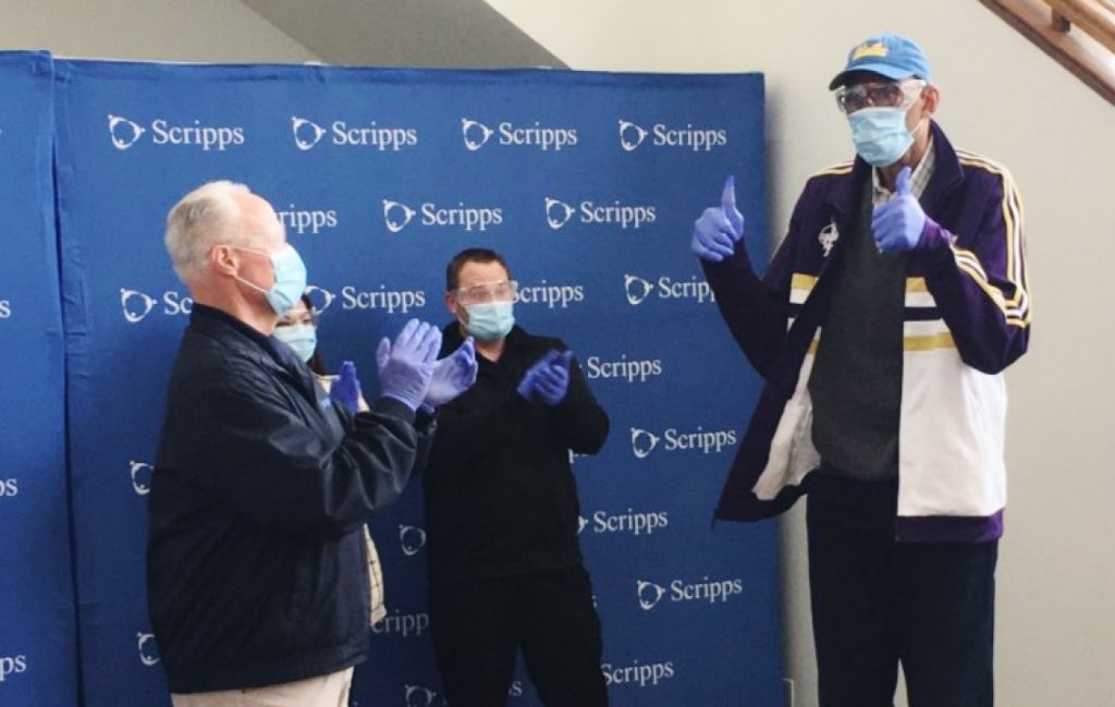 عبد الجبار يقدم 900 زوج من النظارات الواقية لشبكة كاليفورنيا للرعاية الصحية