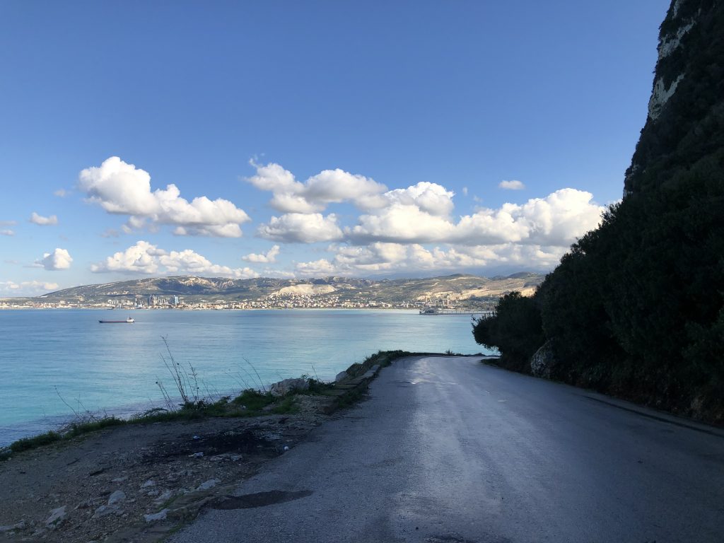 الطقس الحارّ يستمرّ الجمعة، يتحوّل إلى مُنعش وبارد نسبيّاً السبت، ماطِر الأحد ومُثلِج فوق 2600 م ليل الأحد – فجر الإثنين