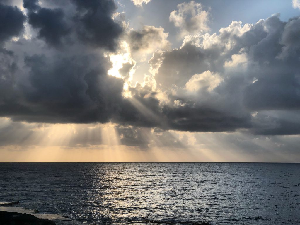 الموجات الحارة تنحرف والأمطار تعود قريباً.. اليكم ما ينتظركم في حزيران