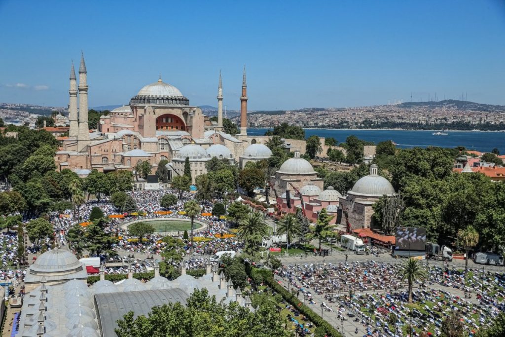 أول صلاة جمعة في آيا صوفيا بعد تحويله من متحف الى مسجد بحضور أردوغان!