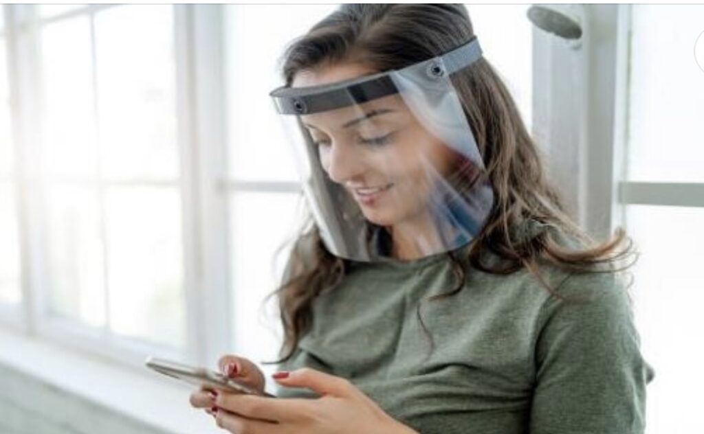 القناع البلاستيكي لا يحمي وحده من كورونا