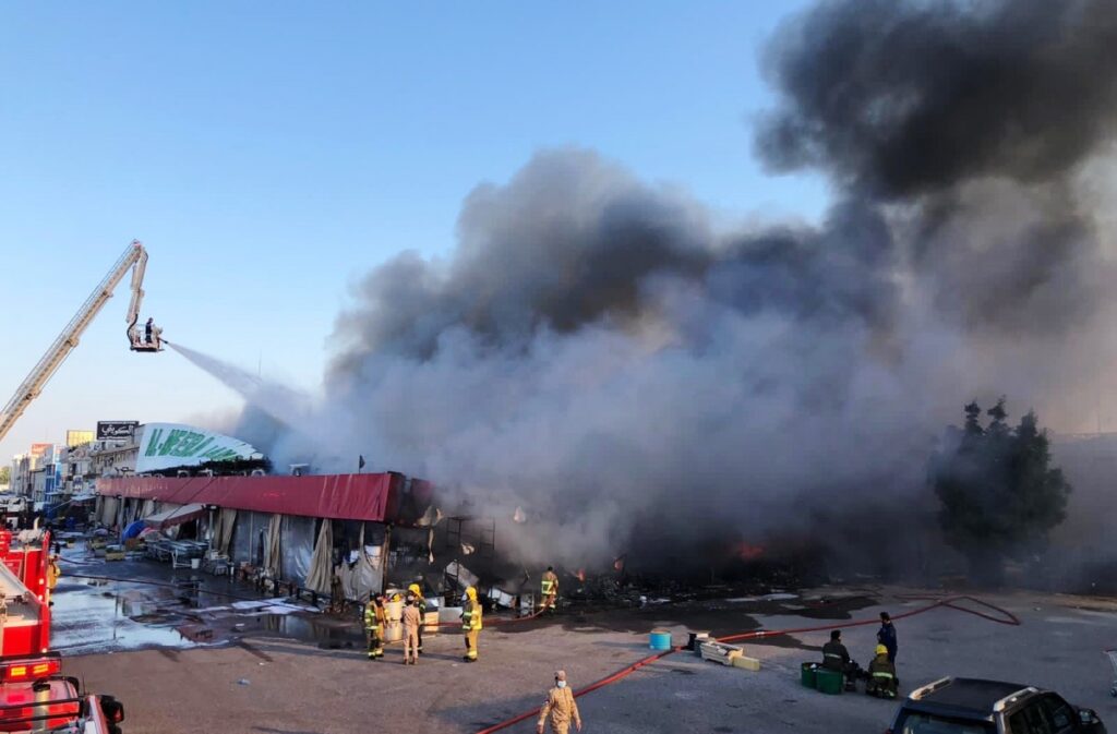 حريق كبير في منطقة الشويخ الصناعية بالكويت والأضرار مادية