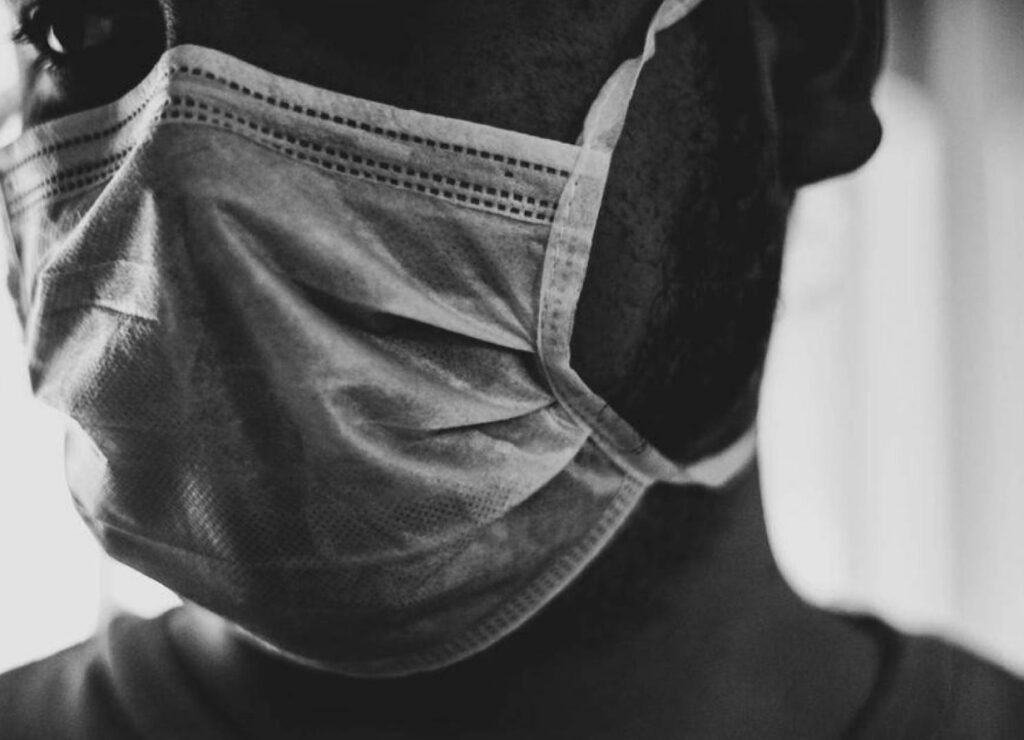 “الصحة العالمية” تحدث توجيهاتها بشأن الكمامة.. أين ومتى يجب وضعها؟