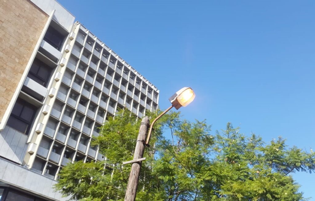 مصباح نقابة المهندسين يُضاء نهاراً … هل يُطفأ ليلاً توفيراً للطاقة ؟