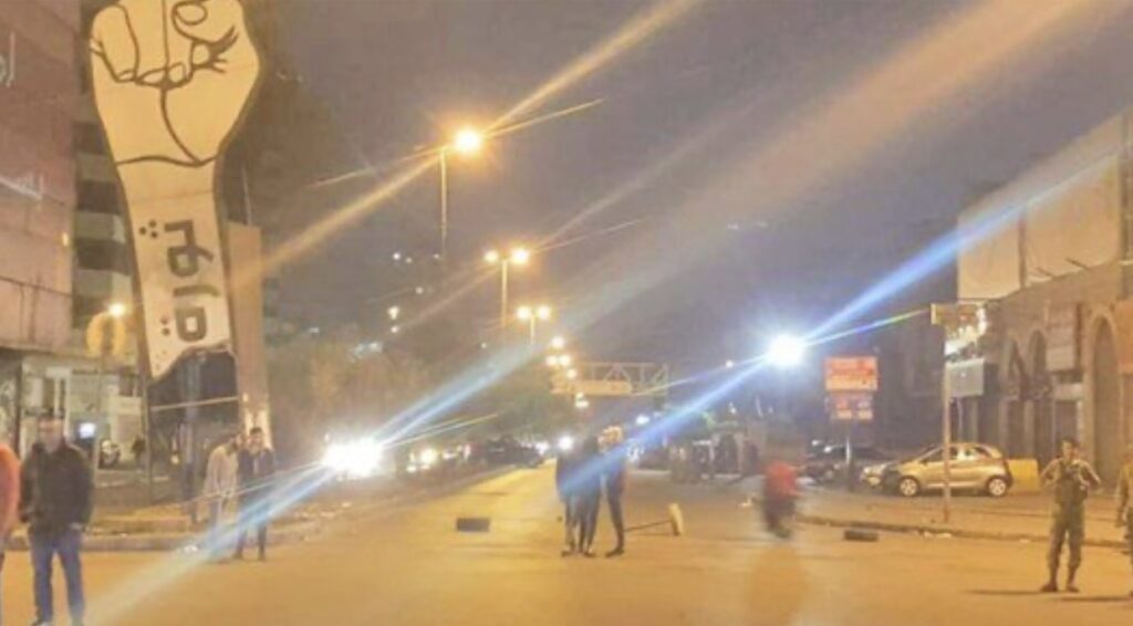 إغلاق مداخل ساحة النور احتجاجاً على تردي الأوضاع الاقتصادية