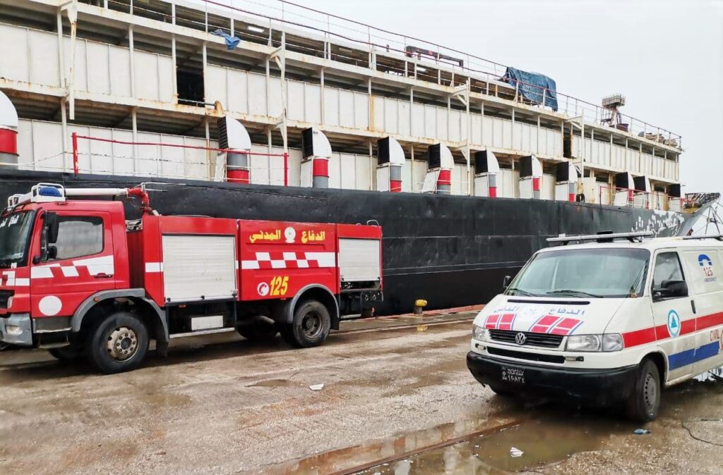 إخماد حريق داخل باخرة شحن في مرفأ بيروت