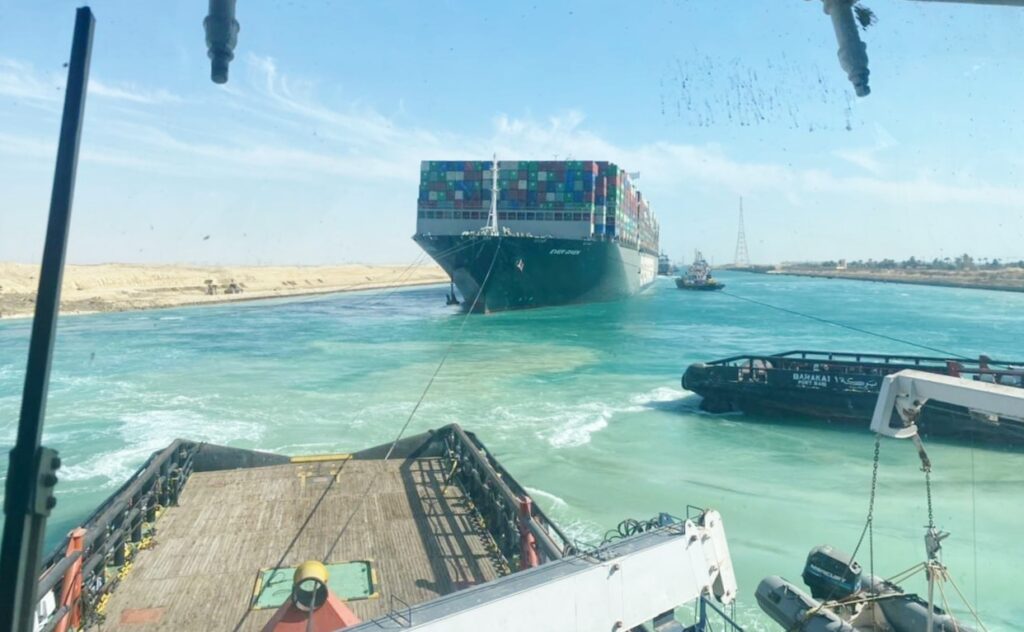 نجاح عملية تعويم السفينة ” إيفر غرين ” في قناة السويس وإبحارها بإتجاه منطقة البحيرات