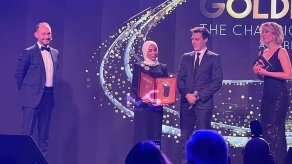 لماذا تسلمت زوجة محمد صلاح جائزة القدم الذهبية نيابة عنه في موناكو ؟