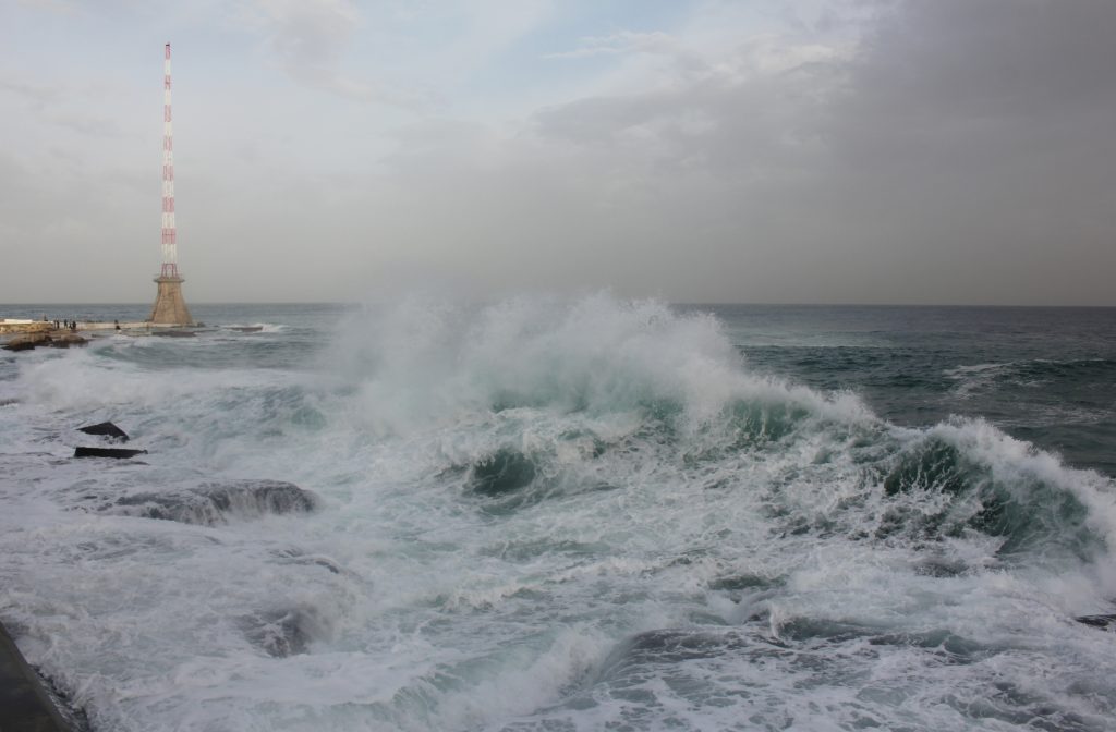 الطقس غداً ماطر مع انخفاض في الحرارة وثلوج على 900 متر