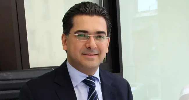 حملات على وزير الإعلام بسبب إلتزامه قرارات مجلس الوزراء