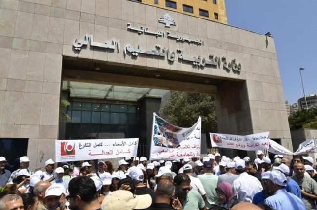 متعاقدو “اللبنانية” اعتصموا أمام وزارة التربية : إقرار التفرغ أو التصعيد