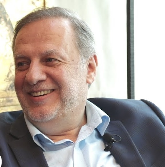 من سياسة الزعامة إلى قيادة تبني وطنًا ..بقلم نزيه حمد